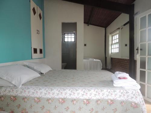 a bedroom with a large bed with towels on it at Atobá Villas in Paraty