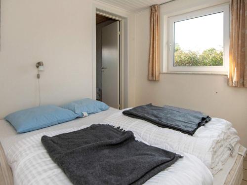 2 Einzelbetten in einem Zimmer mit Fenster in der Unterkunft 8 person holiday home in Odder in Odder