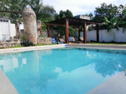 einen Pool mit einem Pavillon und blauem Wasser in der Unterkunft Casa San Roque Valladolid in Valladolid