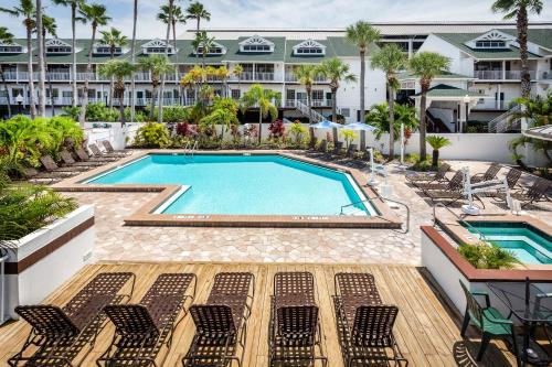 Útsýni yfir sundlaug á Holiday Inn & Suites Clearwater Beach S-Harbourside eða í nágrenninu