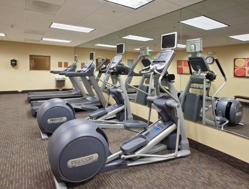 Фитнес-центр и/или тренажеры в Holiday Inn Oakland Airport by IHG