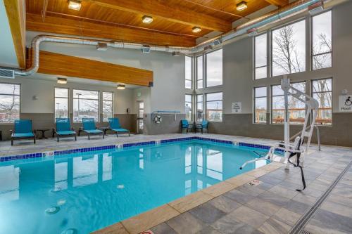 Piscina a Holiday Inn & Suites Bellingham, an IHG Hotel o a prop