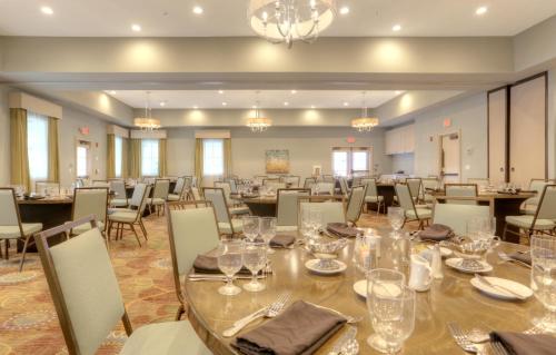 uma grande sala de banquetes com mesas e cadeiras em Holiday Inn Resort Jekyll Island, an IHG Hotel em Jekyll Island