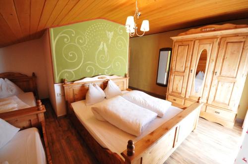 Un pat sau paturi într-o cameră la Gstattlhof Mountain Lodge