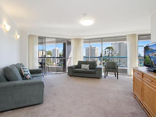 A seating area at Border Terrace Unit 13 - Large apartment walk to beaches and clubs