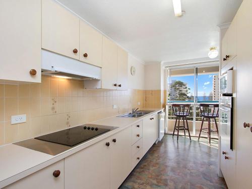 A kitchen or kitchenette at Border Terrace Unit 16 - Large apartment walk to beaches and clubs