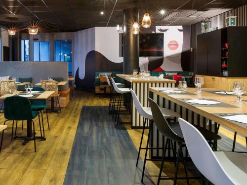 Un restaurante o sitio para comer en ibis Styles Massy Opéra