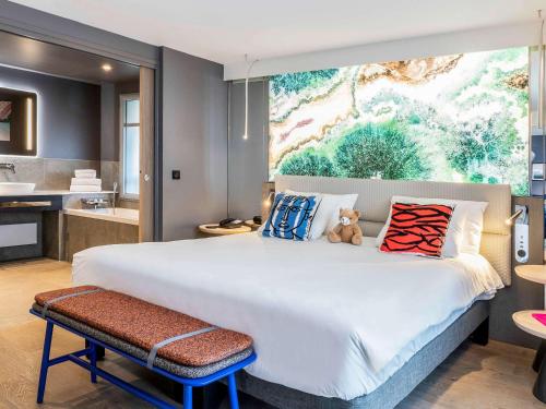 Кровать или кровати в номере Novotel Deauville Plage