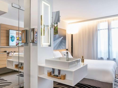 Кровать или кровати в номере Novotel Deauville Plage