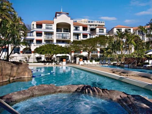 ein Swimmingpool vor einem Ferienresort in der Unterkunft Calypso Plaza Resort Unit 146 in Gold Coast