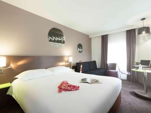 A bed or beds in a room at ibis Styles Beaune Centre