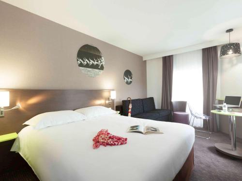 Postel nebo postele na pokoji v ubytování ibis Styles Beaune Centre