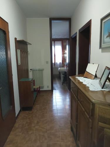 a room with a counter and a room with a hallway at La Celeste a Montegaldella -VI - Italia in Montegaldella