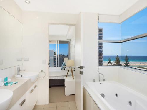 - une salle de bains blanche avec vue sur l'océan dans l'établissement Eden Apartments Unit 901, à Gold Coast