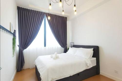 - une chambre avec un grand lit et une fenêtre dans l'établissement The Hub SS2 - 1 Bedroom Suite, à Petaling Jaya