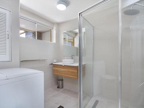 uma casa de banho com um chuveiro, um WC e um lavatório. em Woobera Unit 14 em Tweed Heads