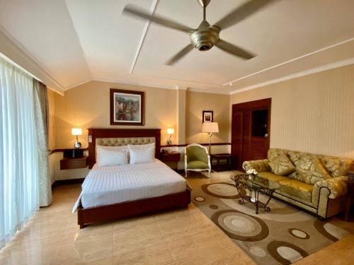 Giường trong phòng chung tại Central Hotel & Residences Swimming Pool