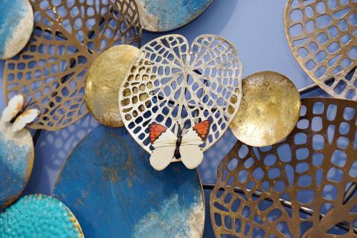 a bunch of vases with a butterfly on them at Dafu Qiandai Manor in Zhuangwei