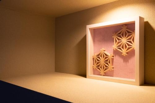 a corner of a room with a small window at Hakuunsou in Yugawara