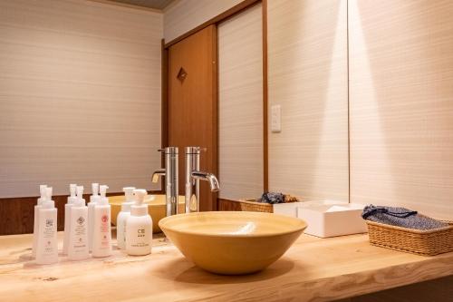 a bathroom with a sink and a bowl on a counter at Hakuunsou in Yugawara