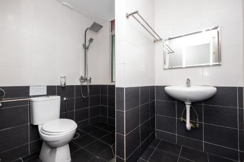 a bathroom with a toilet and a sink at BG Business Hotel in Bukit Mertajam