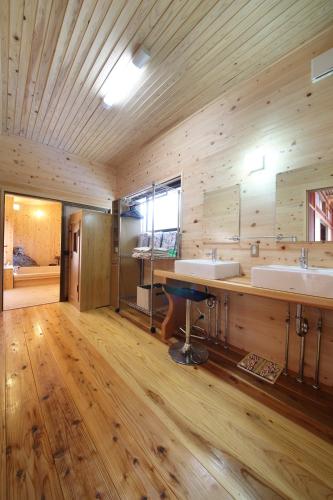 a bathroom with two sinks and a wooden floor at 宍粟片山 in Shiso