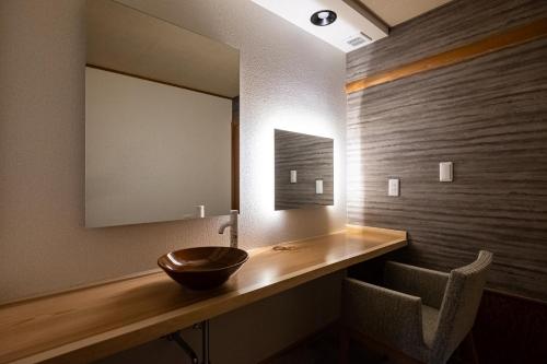 a bathroom with a sink and a mirror at Hakuunsou in Yugawara