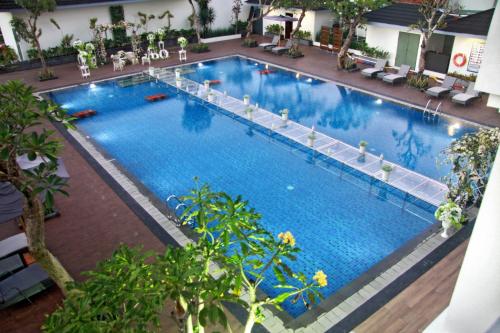 an overhead view of a large swimming pool at Grand Rohan Jogja in Yogyakarta
