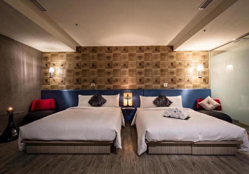 A bed or beds in a room at Walker Hotel - Zhengyi 2