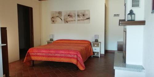 ein Schlafzimmer mit einem Bett mit einer roten Decke in der Unterkunft Piccolo Girasole in Menaggio