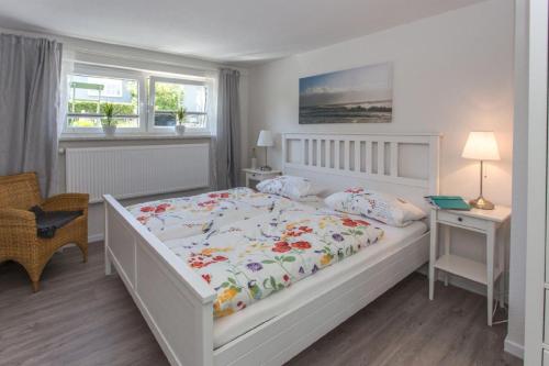 キュールングスボルンにあるHaus-Krischanweg-WE-1-9920のベッドルーム1室(白いベッド1台、デスク、窓付)