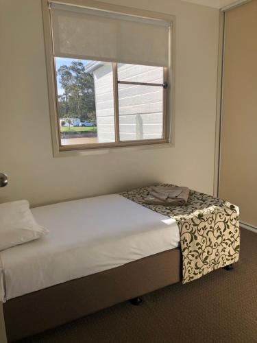 Кровать или кровати в номере Australian Motor Home Tourist Park Twelve Mile Creek