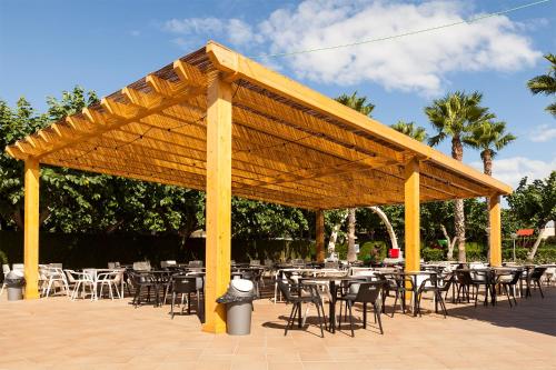 Ein Restaurant oder anderes Speiselokal in der Unterkunft Camping Platja Cambrils 
