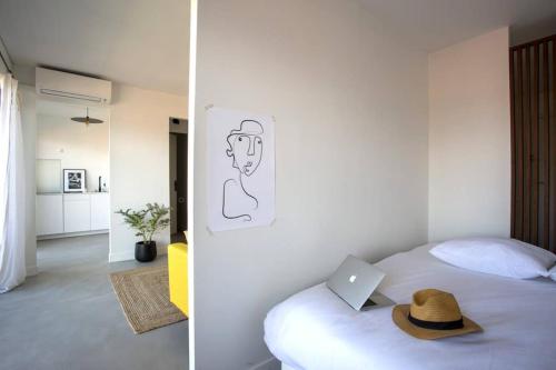 une chambre avec un lit avec un chapeau dessus dans l'établissement Juan les pins, près de la plage, à Antibes