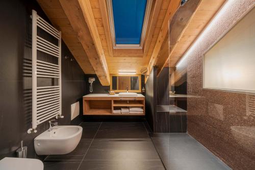 Kylpyhuone majoituspaikassa Royal Hotel Cortina