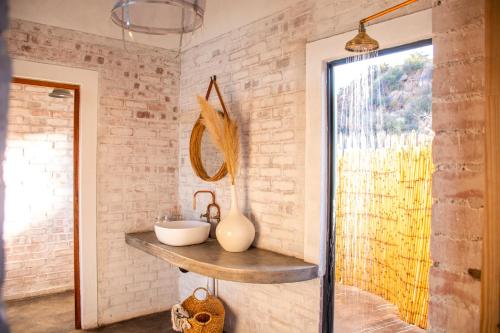 uma casa de banho com um lavatório e um espelho em Eco Karoo Mountain Lodge em Luckhoff