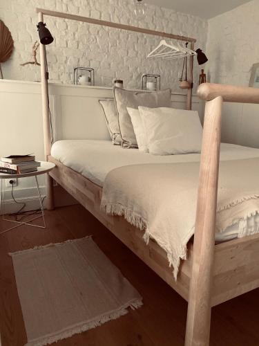 a bedroom with two bunk beds and a table at Lichtrijke loft bij restaurant Den Olifant in Ypres