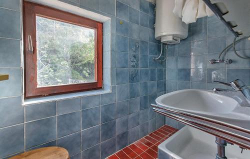 baño con lavabo y ventana en Apartment Bilić, en Klenovica