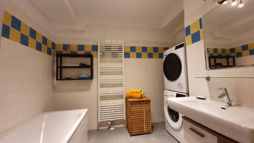 een badkamer met een wastafel en een wasmachine bij Wiener Maisonette mit Terrasse in Wenen
