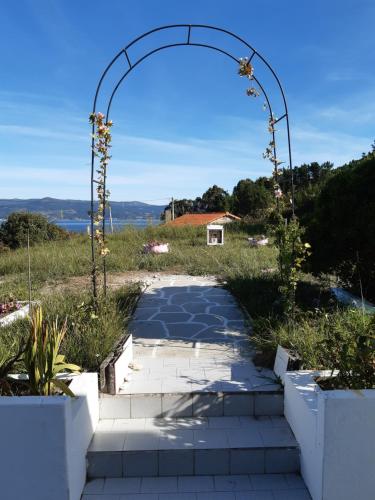Casa Montelouro في موروس: قوس على ممشى في حديقة