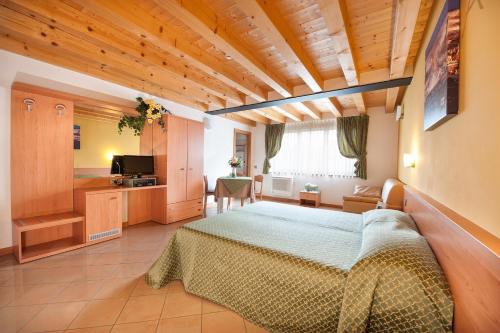 1 dormitorio con 1 cama grande en una habitación en Casa Citella, en Bussolengo