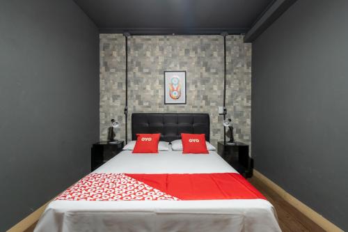 um quarto com uma cama grande e almofadas vermelhas em OYO Hotel Massimo Brooklin, Sao Paulo em São Paulo