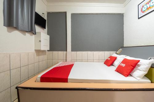 a bed room with a red and white bedspread at OYO Nações Unidas, Sao Paulo in São Paulo