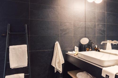 a bathroom with a sink and a mirror at Hotel Milla Montis in Maranza