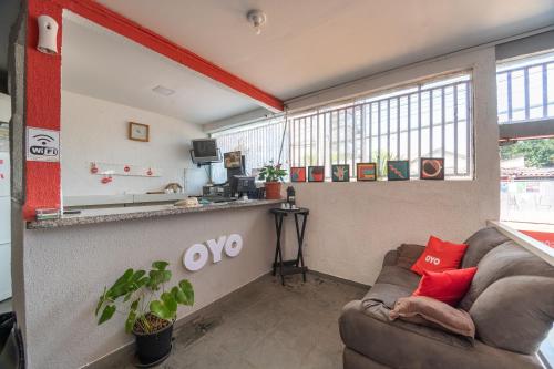 a living room with a couch and a counter at OYO Nações Unidas, Sao Paulo in Sao Paulo