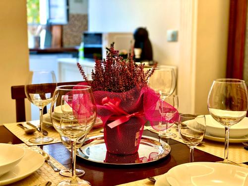 - une table avec des verres à vin et un vase avec un bow dans l'établissement Domus Delphi, à Rome