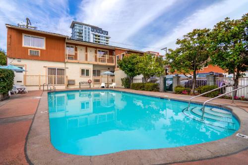 Econo Lodge Inn & Suites Image