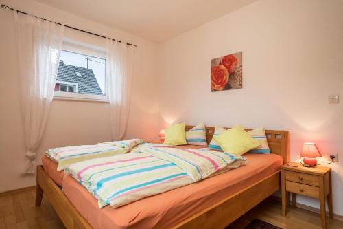 een bed in een slaapkamer met een raam bij Ferienwohnung Steinhilber 2 in Eriskirch