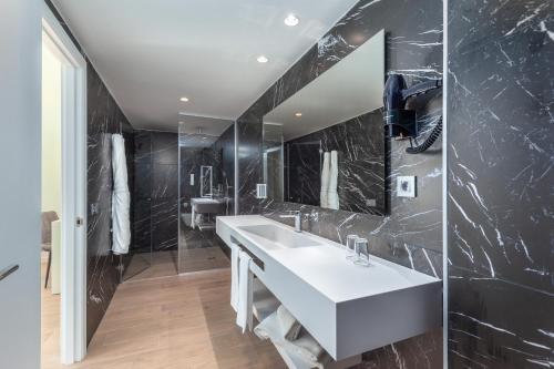 Een badkamer bij Kumara Serenoa By Lopesan Hotels