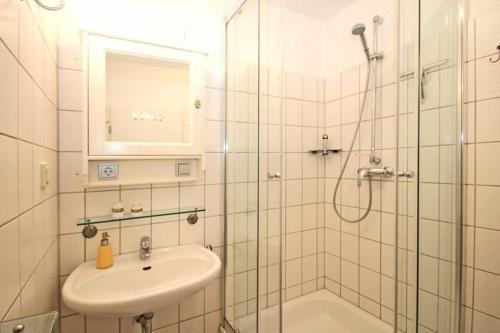キュールングスボルンにあるStrandstrasse-43-Wohnung-10-765の白いバスルーム(シンク、シャワー付)